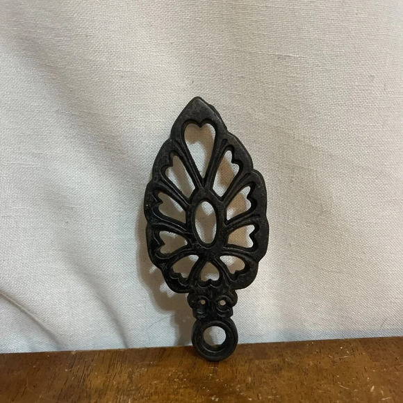 Vintage Wilton Cast Iron Black Trivet 5” Footed 1950s Cabin Kitchen Hanging Deco - Picture 1 of 6